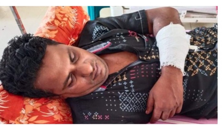 পাইকগাছায় মেয়েকে উত্যক্তের প্রতিবাদ করায় পিতাকে কুপিয়ে যখম