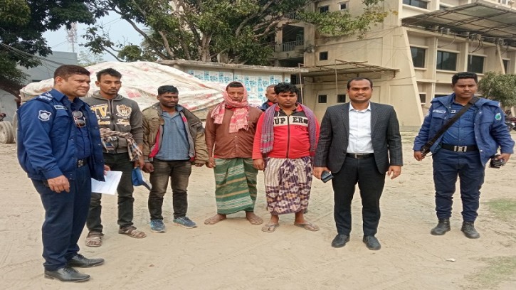 শিবগঞ্জে পদ্মায় অবৈধ বালি উত্তোলনের দায়ে তিনজনের জেল