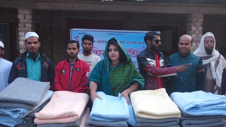পিরোজপুরে শীতর্থদের মাঝে দুই শতাধিক কম্বল বিতরণ
