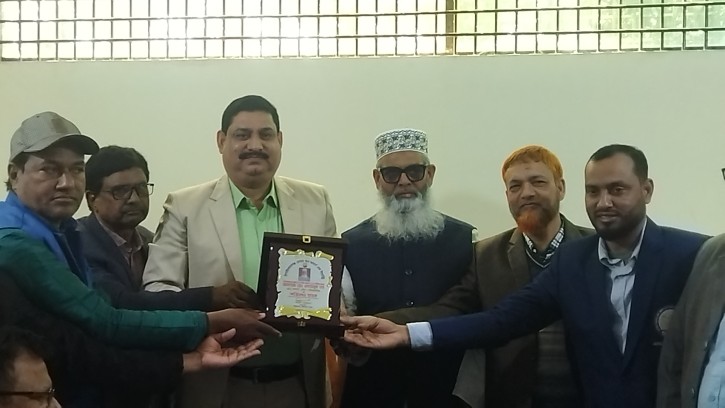 শিবগঞ্জে জেলার সর্বোচ্চ করদাতাকে চেম্বারের সংবর্ধন