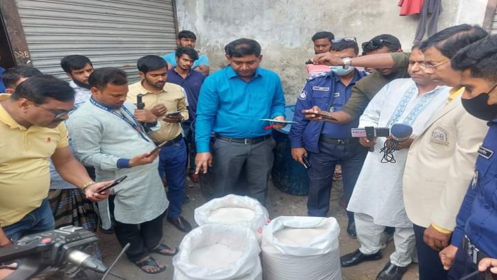 মানিকগঞ্জে দামি ব্র্যান্ডের বস্তায়  নিম্নমানের চিনি বিক্রির অভিযোগে জরিমানা 