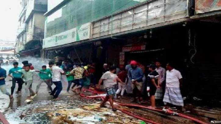 টঙ্গীতে মার্কেট ভবনের গুদামে আগুন, ব্যাপক ক্ষয়ক্ষতি