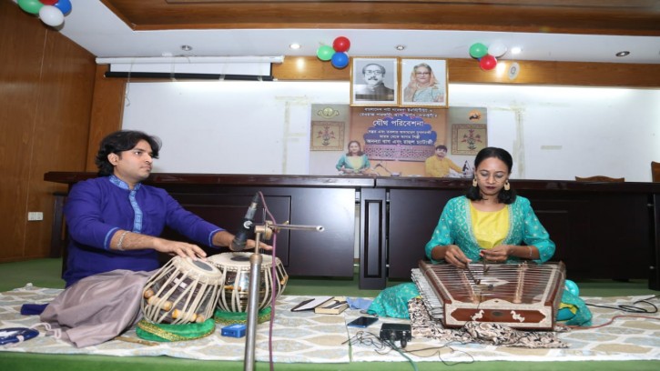 ভারতীয় শিল্পীদের সন্তুর আর তবলার সঙ্গতে মুগ্ধ ঢাকার শ্রোতারা