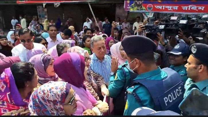 নারী দিবসে নয়াপল্টনে মহিলা দলের সমাবেশ, পুলিশের বাধায় পন্ড র‌্যালি