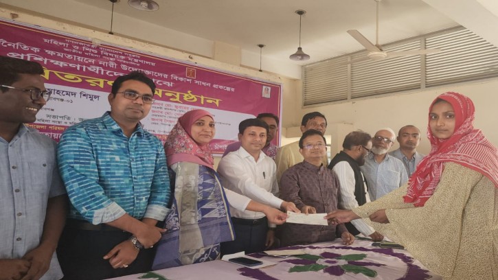 শিবগঞ্জে নারী প্রশিক্ষণার্থীদের মাঝে চেক বিতরণ