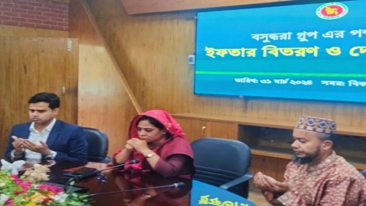 মানিকগঞ্জ জেলা প্রশাসনের উদ্যোগে বসুন্ধরার ইফতার বিতরণ 