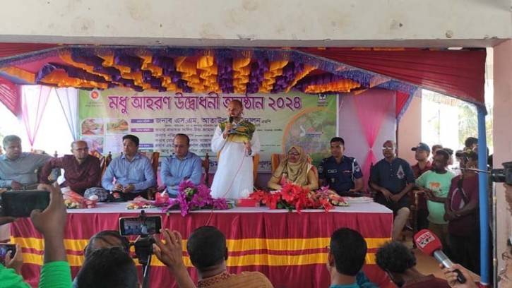 সাতক্ষীরায় সুন্দরবনে মধু আহরণ শুরু