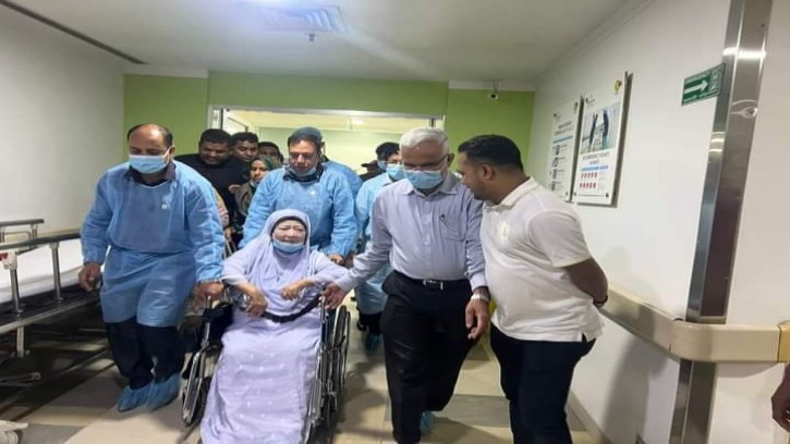তিন দিন পর হাসপাতাল থেকে বাসায় ফিরলেন খালেদা জিয়া