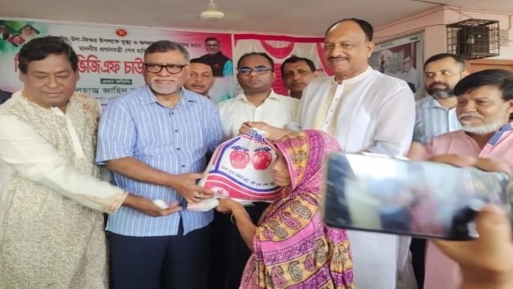 মানিকগঞ্জে প্রধানমন্ত্রীর ঈদ উপহার বিতরণ 