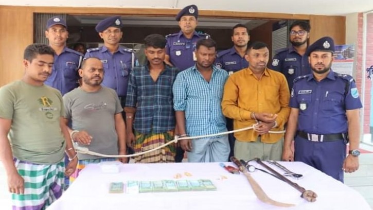 সিংগাইরে লুন্ঠিত মালামালসহ ৫ ডাকাত গ্রেফতার 