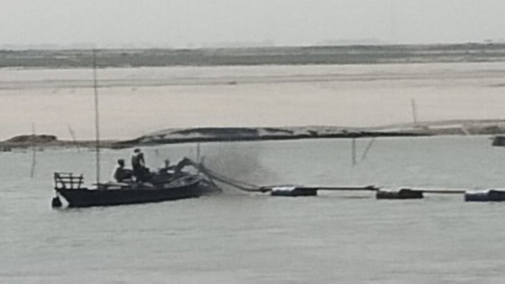 শিবালয়ে অবৈধ ড্রেজারে বালু উত্তোলন, নীরব প্রশাসন! 