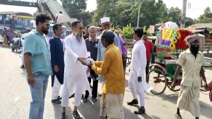 মানিকগঞ্জে কৃষকদলের পানি ও স্যালাইন বিতরণ কর্মসূচি 