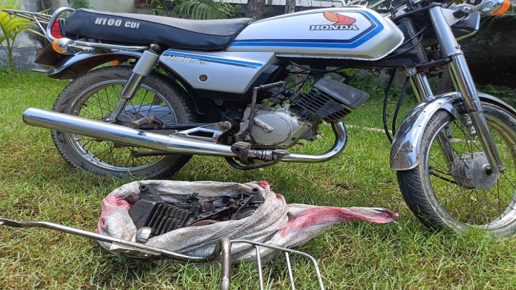 পাইকগাছায় চোরাই মোটর সাইকেলের ইঞ্জিন সহ আটক ১