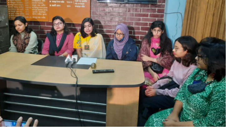 ঢাবির সব হলে অভিন্ন নিয়ম দাবি ছাত্রীদের