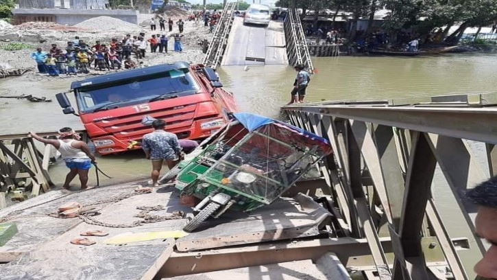 পাথরবোঝাই ট্রাক নিয়ে ভেঙে পড়ল সেতু