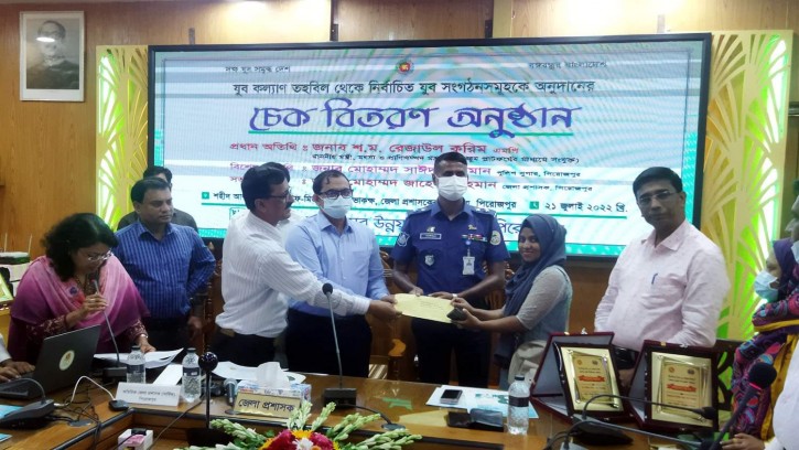 পিরোজপুরে জেলা প্রশাসন ও জেলা যুব উন্নয়ন অধিদপ্তরের চেক বিতরণ