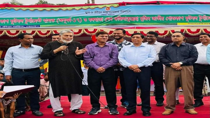 জাতীয় গোল্ডকাপ ফুটবল টুর্নামেন্টের পুরস্কার বিতরণীতে ক্রীড়া সচিব