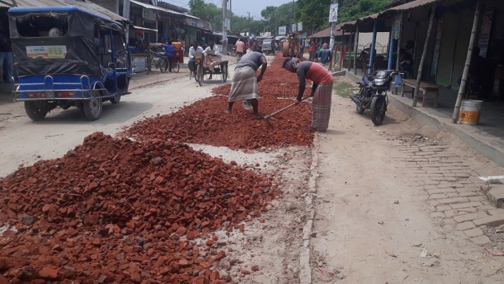 শিবগঞ্জের খাসের হাট-কানসাট ব্রীজে রাস্তা সংস্কারে অনিয়ম ও দুর্নীতির অভিযোগ