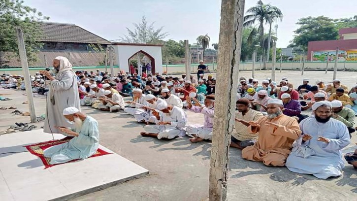 মানিকগঞ্জে রহমতের বৃষ্টি চেয়ে সালাতুল ইসতিসকার 