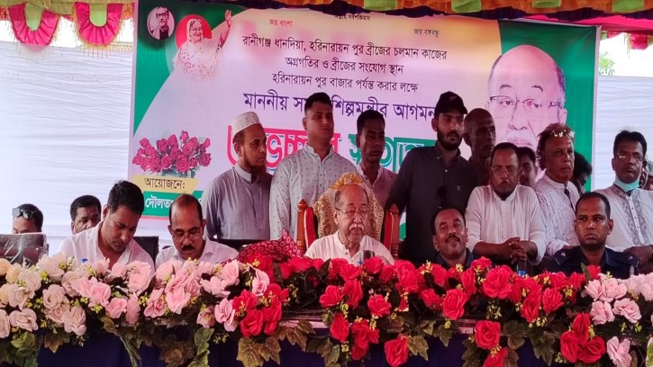 মনোহরদীতে ব্রিজ নির্মাণ কাজ পরিদর্শন করলেন শিল্পমন্ত্রী