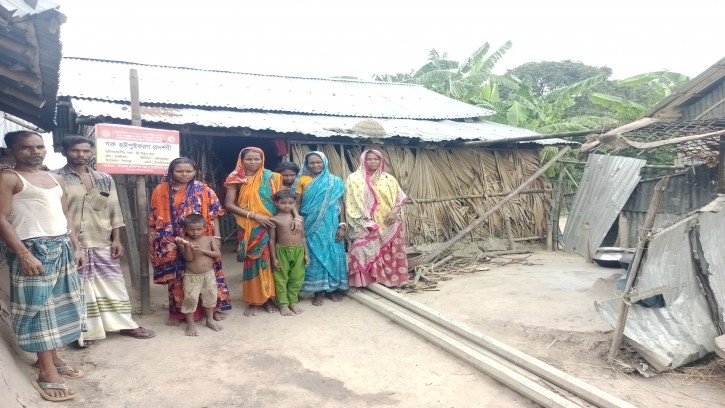  শিবগঞ্জে আদিবাসীর ১১টি সাঁওতাল পরিবারের অসহায় জীবন যাপন