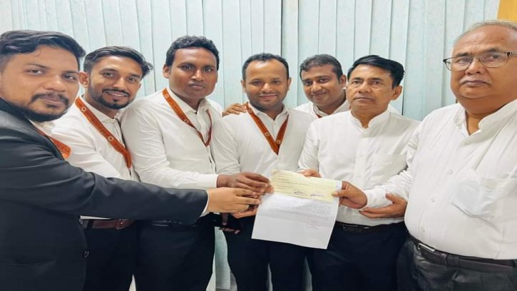 ঢাকা আইনজীবী সমিতিকে ৬ কোটি ৭০ লাখ টাকার চেক হস্তান্তর