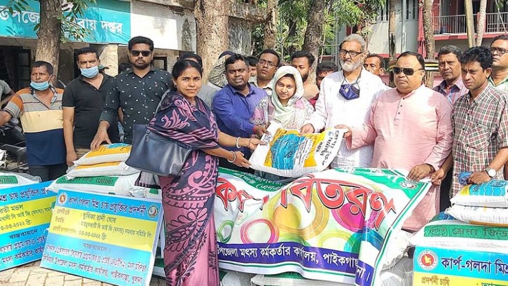 পাইকগাছার সিআইজি মৎস্য সমিতি ও চাষীদের মাঝে খাদ্য উপকরণ বিতরণ