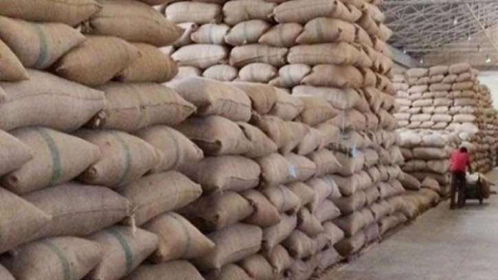 চাল নিয়ে ‘চালবাজি’, যেভাবে ধরা পড়লেন খাদ্যগুদাম কর্মকর্তা!