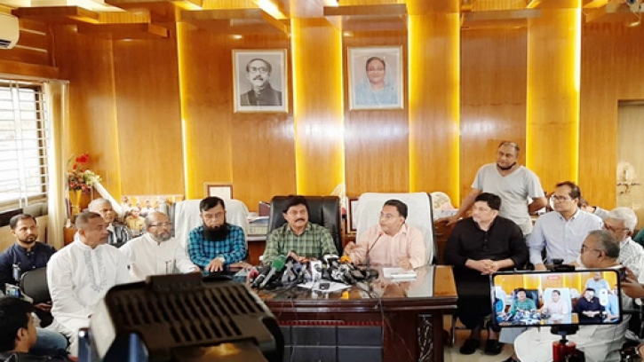  নিউমার্কেটে ইভটিজিং বন্ধের ঘোষণা দোকান মালিকদের