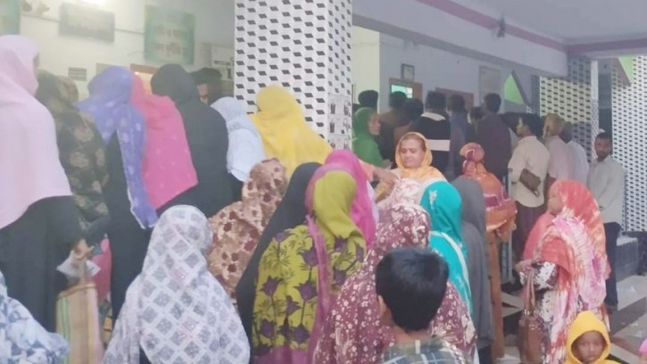 শার্শায় টিসিবি‘র পণ্যতে দেয়া হচ্ছে পঁচা পেঁয়াজ