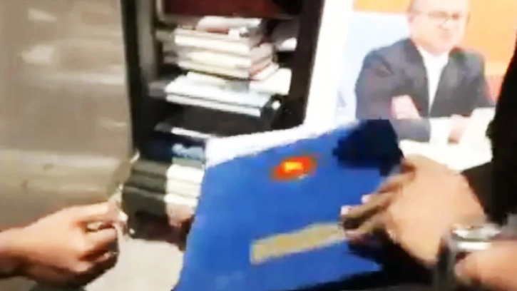 ওষুধের গাড়িতে  রাষ্ট্রের গুরুত্বপূর্ণ নথি সরানোর চেষ্টা, শিক্ষার্থীদের হাতে ধরা