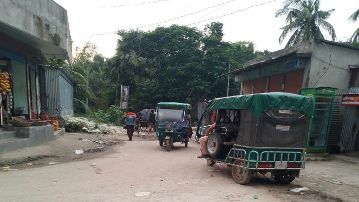 ঘিওরে এক যুগেও উদ্ধার হয়নি সড়কের জমি, জনদুর্ভোগ চরমে
