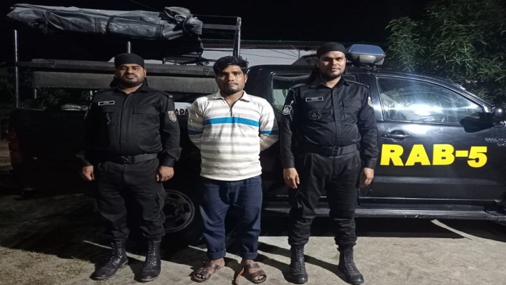 শিবগঞ্জের ককটেল, বিস্ফোরক ও দেশীয় অস্ত্রসহ যুবক আটক