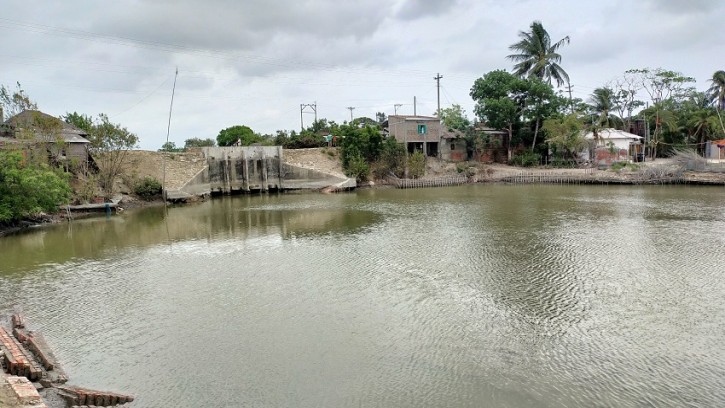 মিনহাজ নদীর স্লুইচ গেট দিয়ে লবণ পানি উত্তোলন,
