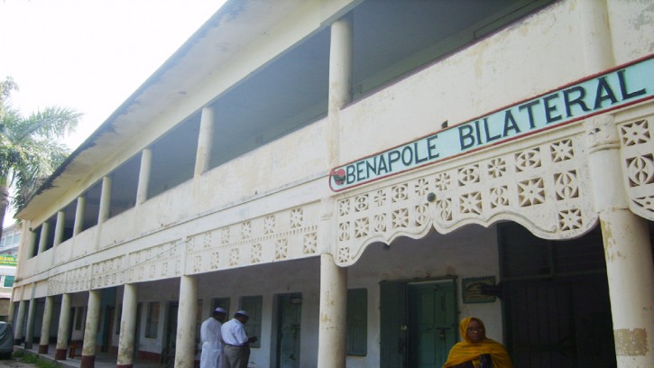 বেনাপোলে সরকারি বই বিক্রির অভিযোগ প্রধান শিক্ষকের বিরুদ্ধে