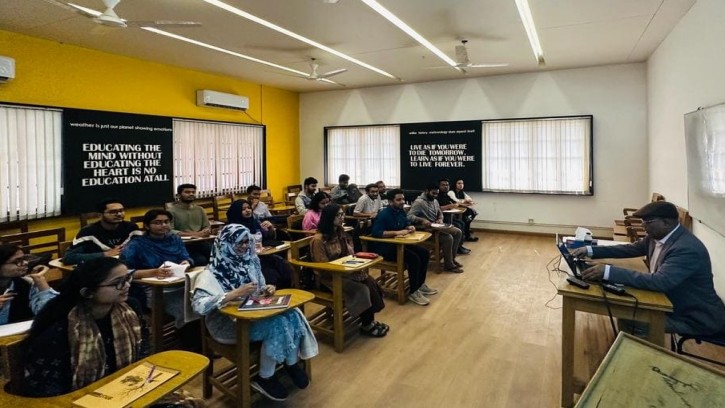 শত ব্যস্ততার মধ্যেও বিশ্ববিদ্যালয়ে ক্লাস নিচ্ছেন ড. হাছান