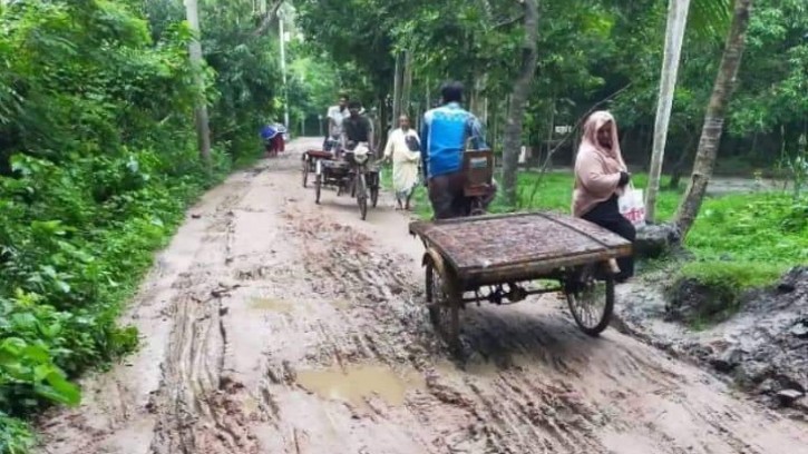 পাইকগাছায় চলাচল অনুপযোগী স্যার পিসি রায় সড়ক