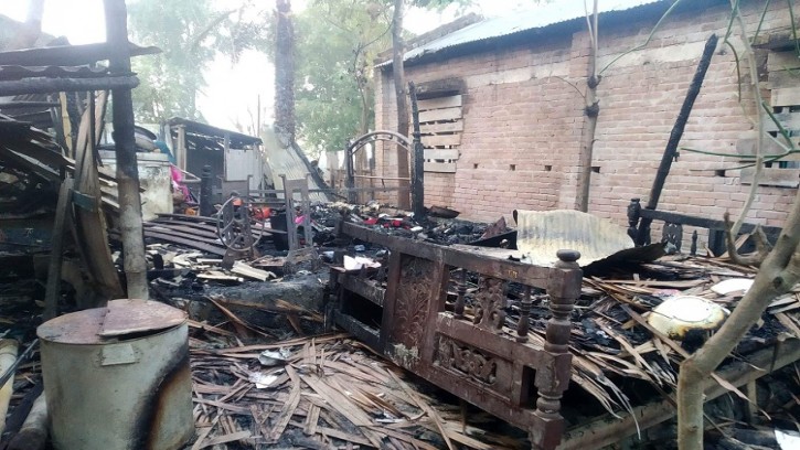 পাইকগাছায় অগ্নিকাণ্ডে বাড়ীঘর পুড়ে ভস্মীভূত ঃ দু