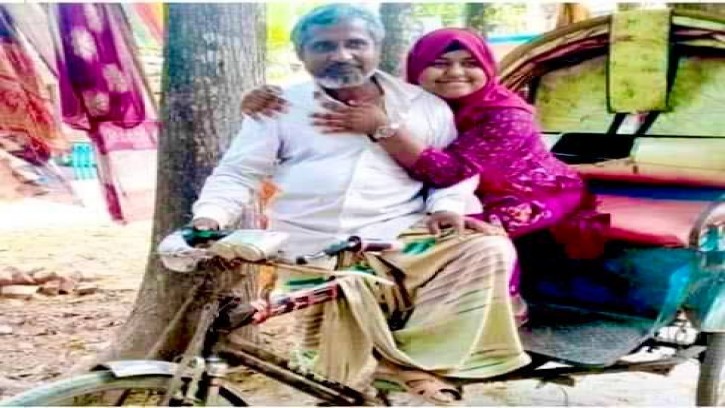 মেডিকেলে চান্স পাওয়া মেয়েকে নিয়ে খুশি রিকশা চালক বাবা