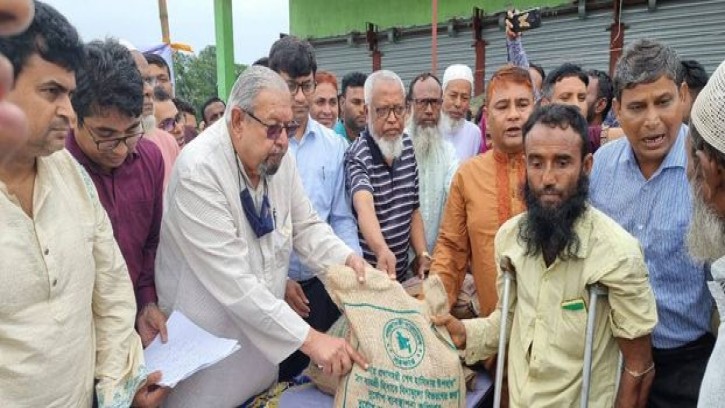 সিলেটের বন্যা কবলিত তিন উপজেলায় প্রবাসী কল্যাণ মন্ত্রীর ত্রাণ বিতরণ