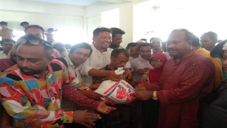 তাড়াইলে ত্রাণ বিতরণ করলেন জাপা মহাসচিব মুজিবুল হক চুন্নু