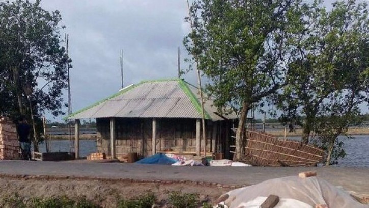 সরকারি খালের জায়গা দখল করে দোকান নির্মাণের অভিযোগ!