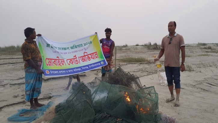 শিবগঞ্জে অভিযানে পদ্মায় ৩হাজার মিটার কারেন্ট ও রিং জাল জব্দ