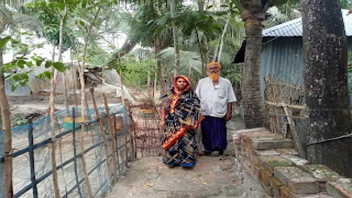 পাইকগাছায় বসতবাড়ির যাতায়াত পথে বেড়া, ৩ পরিবার অবরুদ্ধ