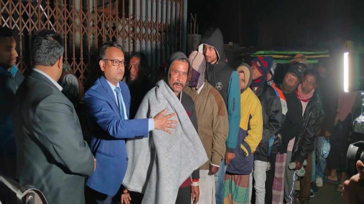 পিরোজপুর শহরের বিভিন্ন স্থানে জেলা প্রশাসনের কম্বল বিতরণ 