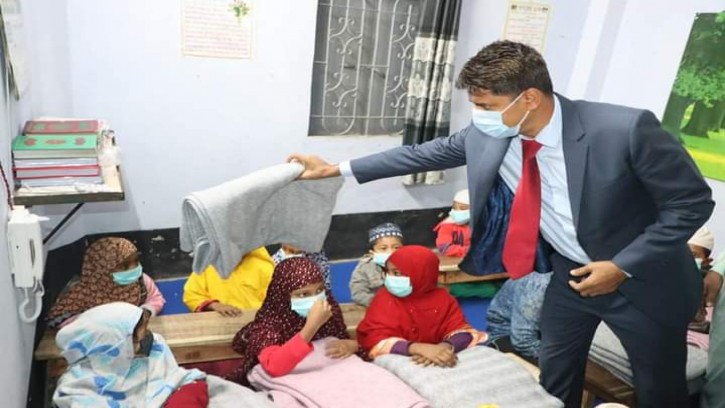 জুরাইনে এতিম শিশুদের মাঝে ঢাকা জেলা প্রশাসকের শীতবস্ত্র বিতরণ