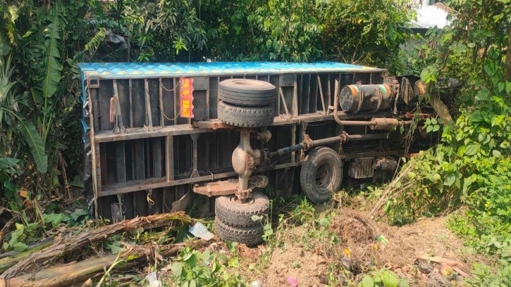 নাভারণে ট্রাকার চাকায় পিস্ট হয়ে ২ জনের মৃত্যু, চালক আটক 