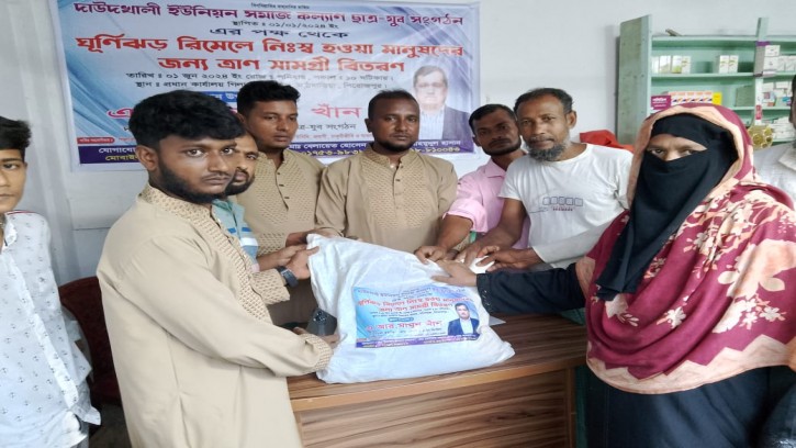 রেমালে ক্ষতিগ্রস্তদের পাশে যুবদল নেতা মামুন খান 