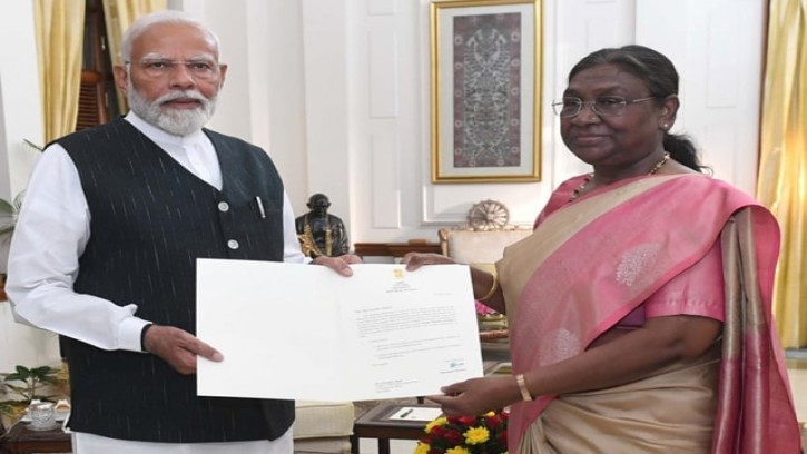 মোদিকে প্রধানমন্ত্রী হিসেবে নিয়োগ প্রদান রাষ্ট্রপতির, রোববার সন্ধ্যায় শপথ 