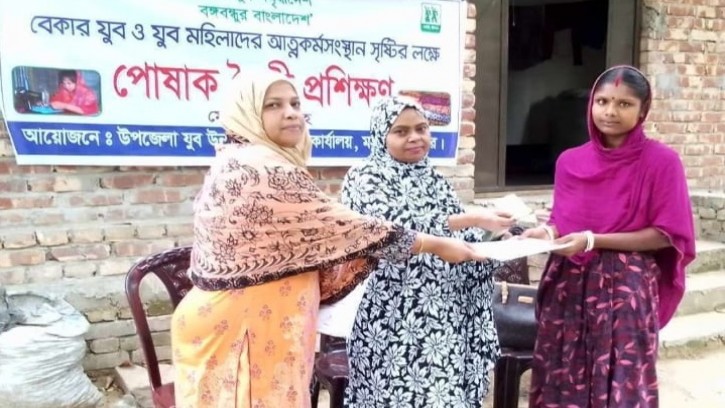 মানিকগঞ্জে প্রশিক্ষিত নারীদের মাঝে সনদ ও ভাতা প্রদান 